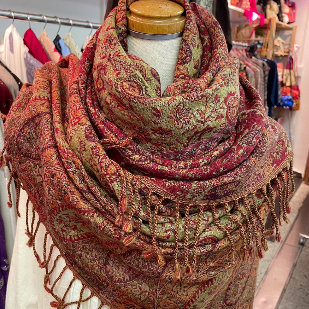 Elegant Pure Wool Scarf with Paisley Design